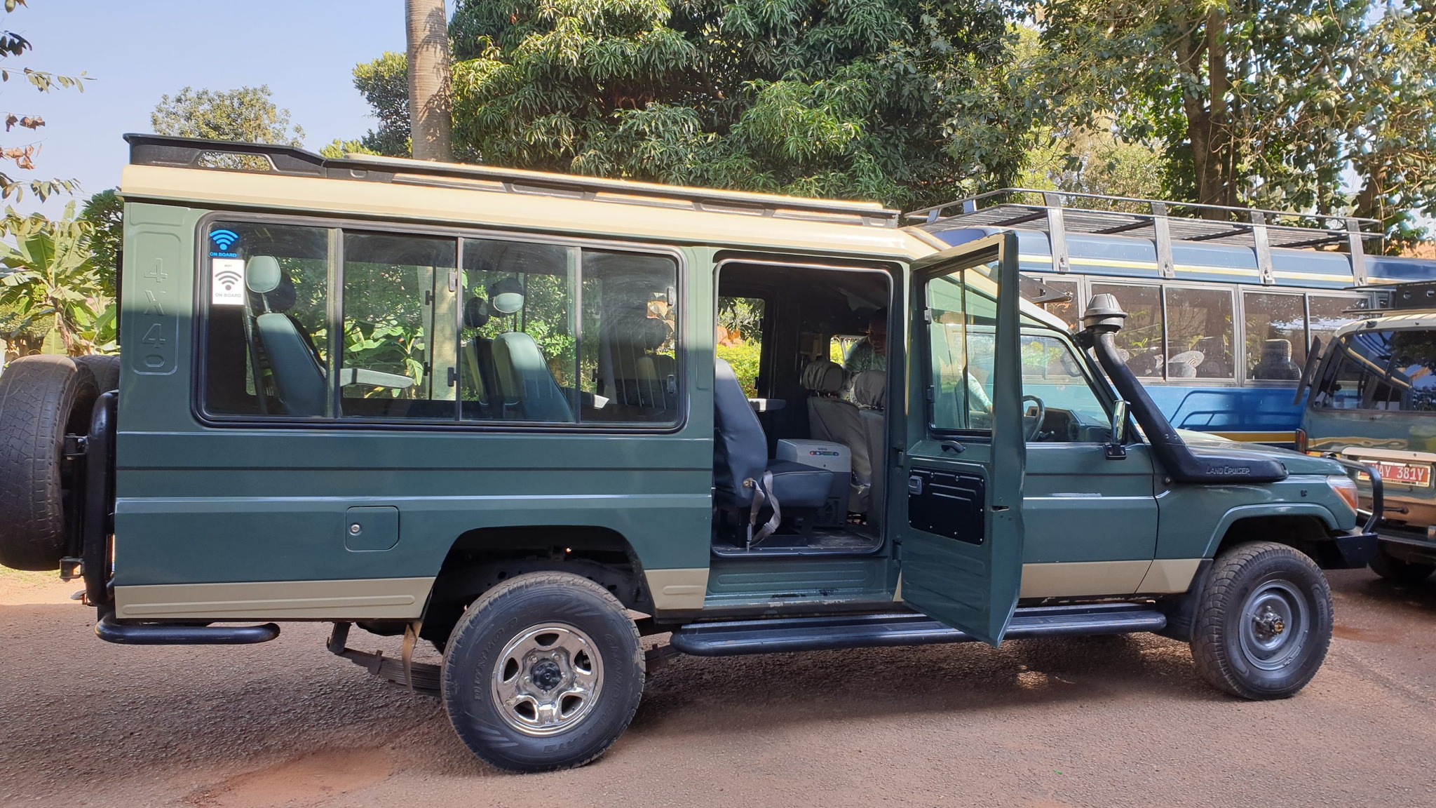 7 seater 4×4 Toyota Land Cruiser Extended